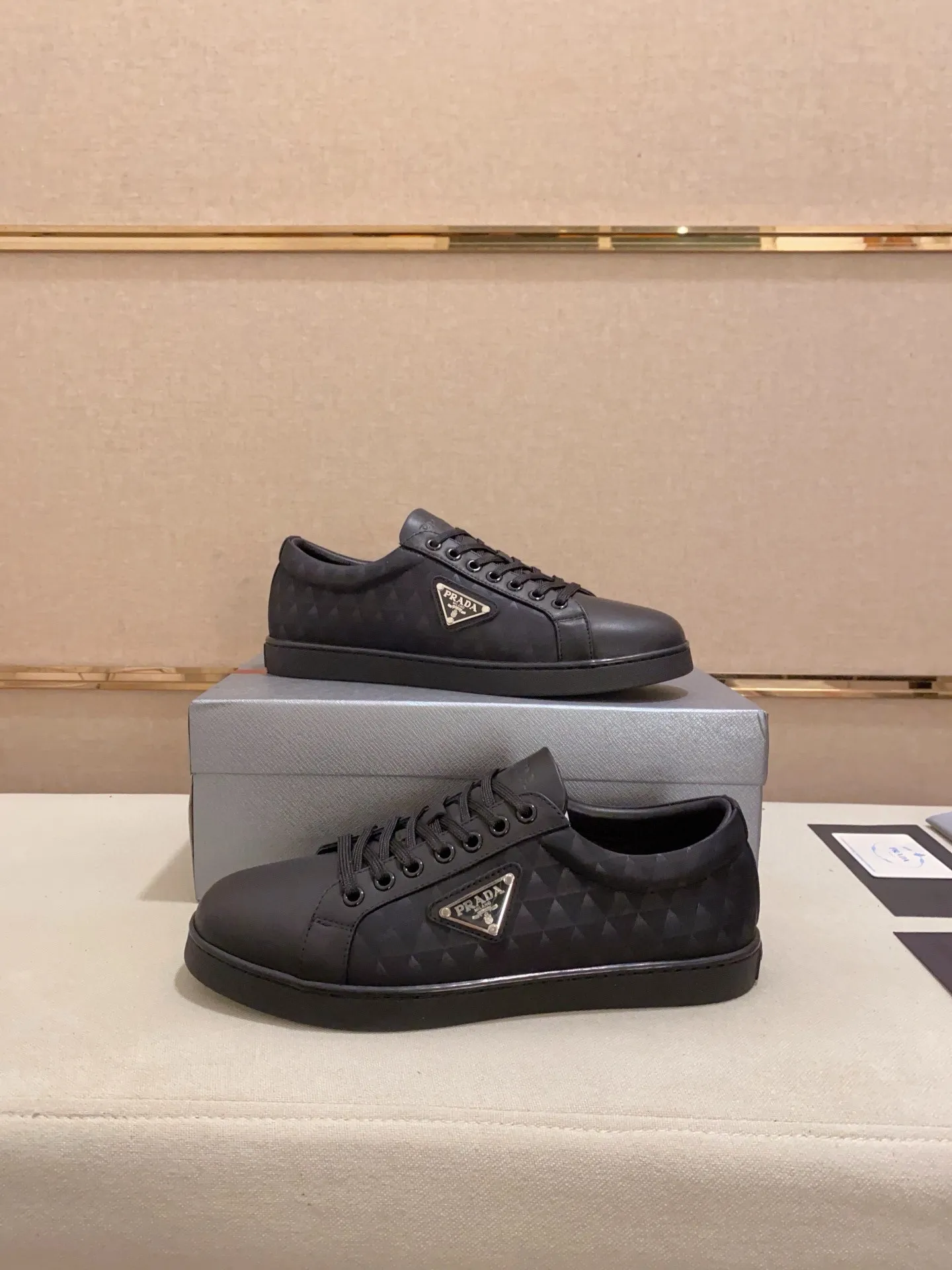Men's shoes 💰 580💰 ✔️✔️✔️High-quality new PRADA counters are launched at the same time. The new men's shoes and 😘fabrics are selected from first-layer cowhide and are made by pure handicrafts. Lining: Full cowhide lining. 👍🏿 High-end ☄️ air-cushion molded anti-slip rubber outsole, exquisite lines, simple and elegant, comfortable and high-end for leisure travel. Code number: 38 to 44 (45 can be customized)